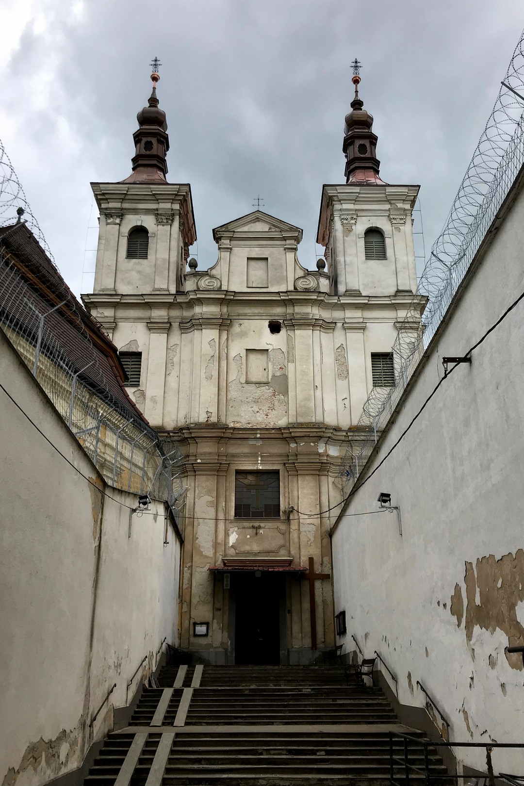 Foto: Dana Duchoslavová - Kostol Všetkých svätých spojený múrmi s Ústavom na výkon trestu odňatia slobody a Ústavom na výkon väzby v Ilave